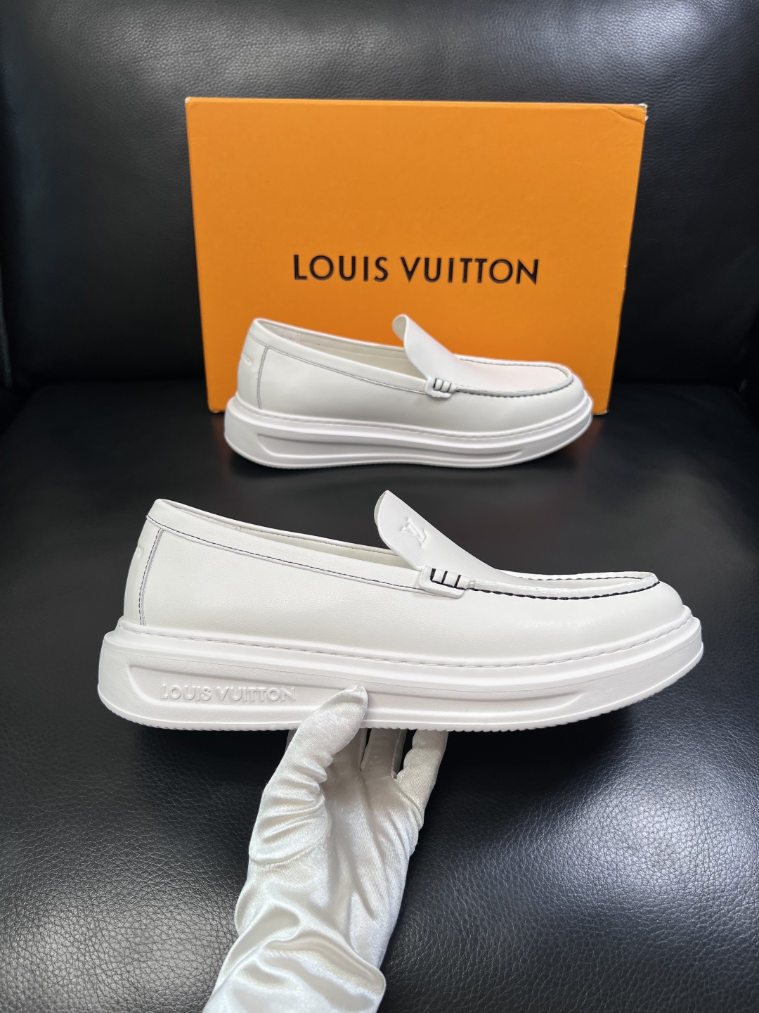 Lv  高品质  顶级工艺品  路易威登，运动板鞋专柜同步，鞋面意大利进口，高品质拼接缤纷色彩复杂工艺品