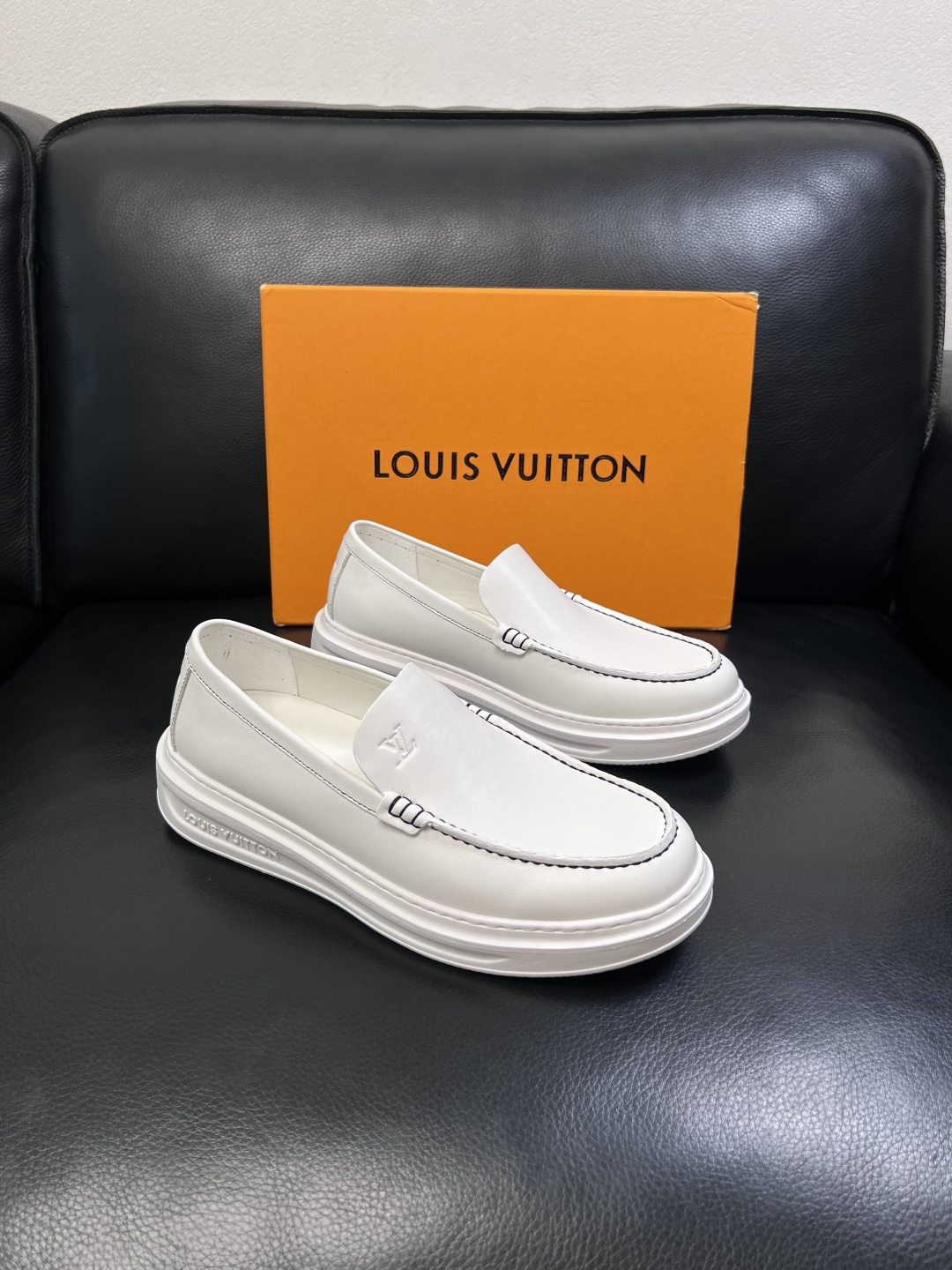Lv  高品质  顶级工艺品  路易威登，运动板鞋专柜同步，鞋面意大利进口，高品质拼接缤纷色彩复杂工艺品