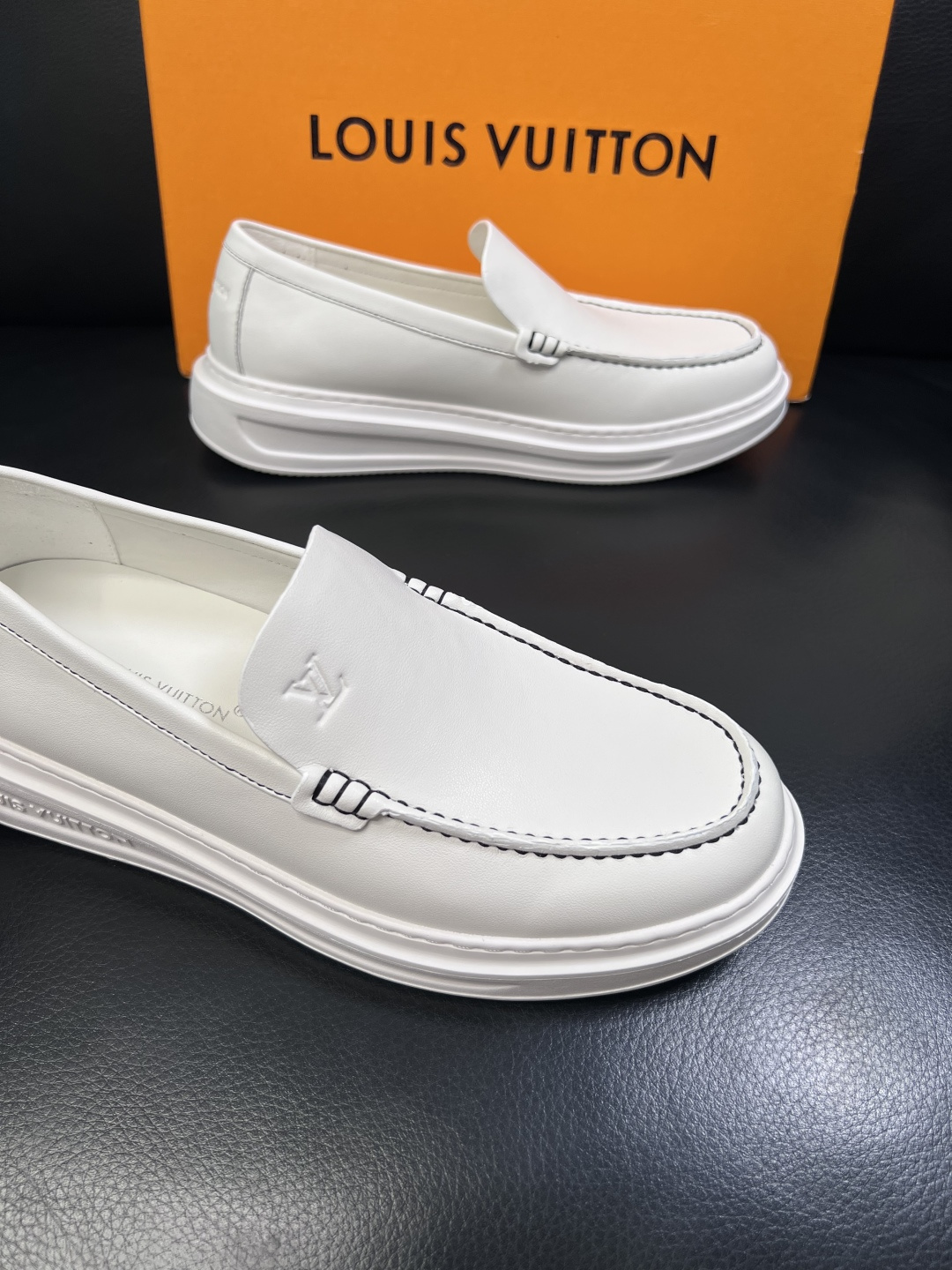 Lv  高品质  顶级工艺品  路易威登，运动板鞋专柜同步，鞋面意大利进口，高品质拼接缤纷色彩复杂工艺品