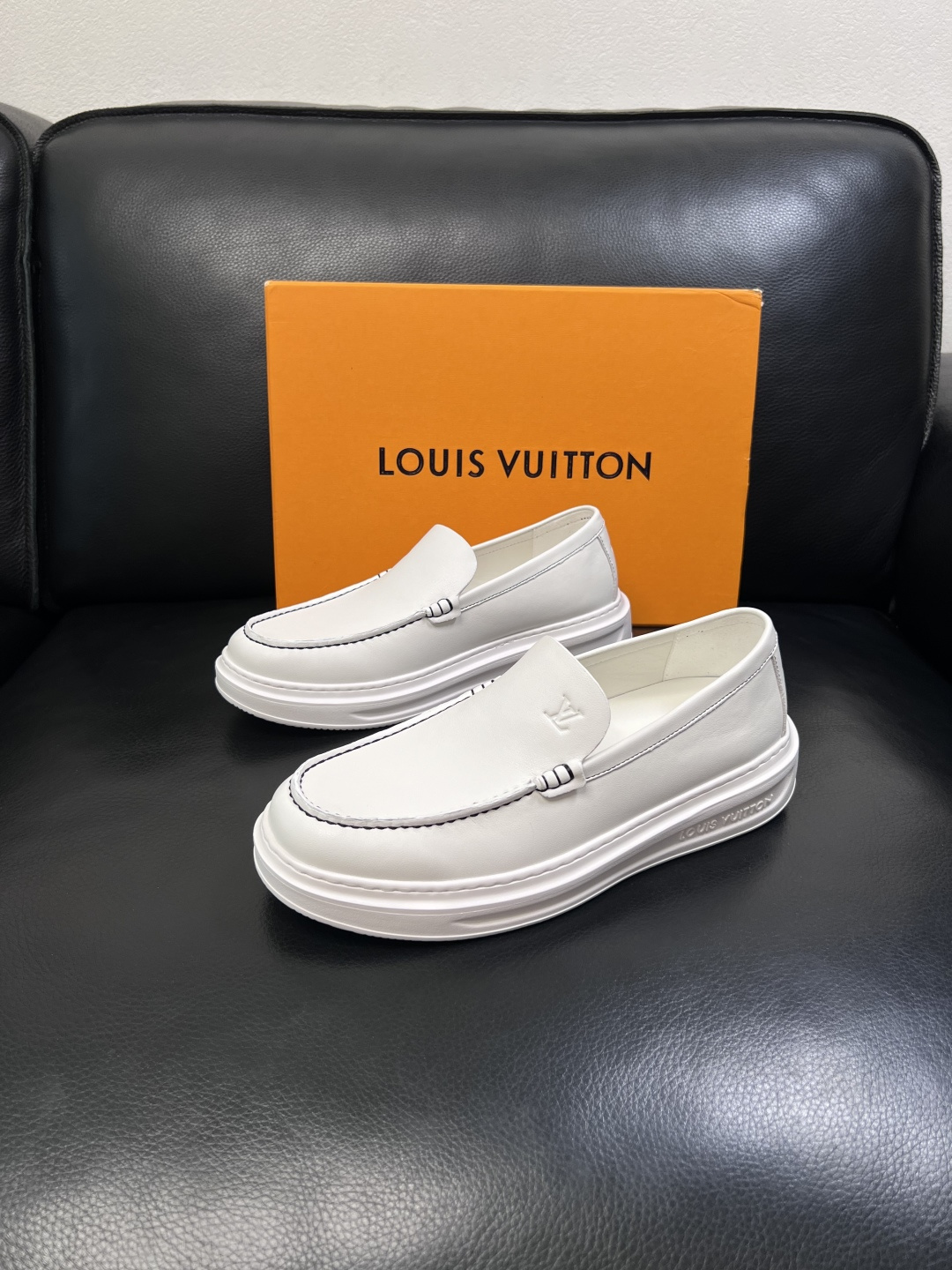 Lv  高品质  顶级工艺品  路易威登，运动板鞋专柜同步，鞋面意大利进口，高品质拼接缤纷色彩复杂工艺品