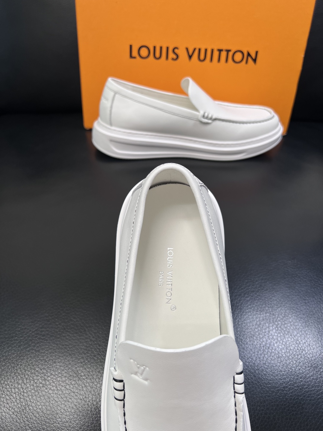 Lv  高品质  顶级工艺品  路易威登，运动板鞋专柜同步，鞋面意大利进口，高品质拼接缤纷色彩复杂工艺品