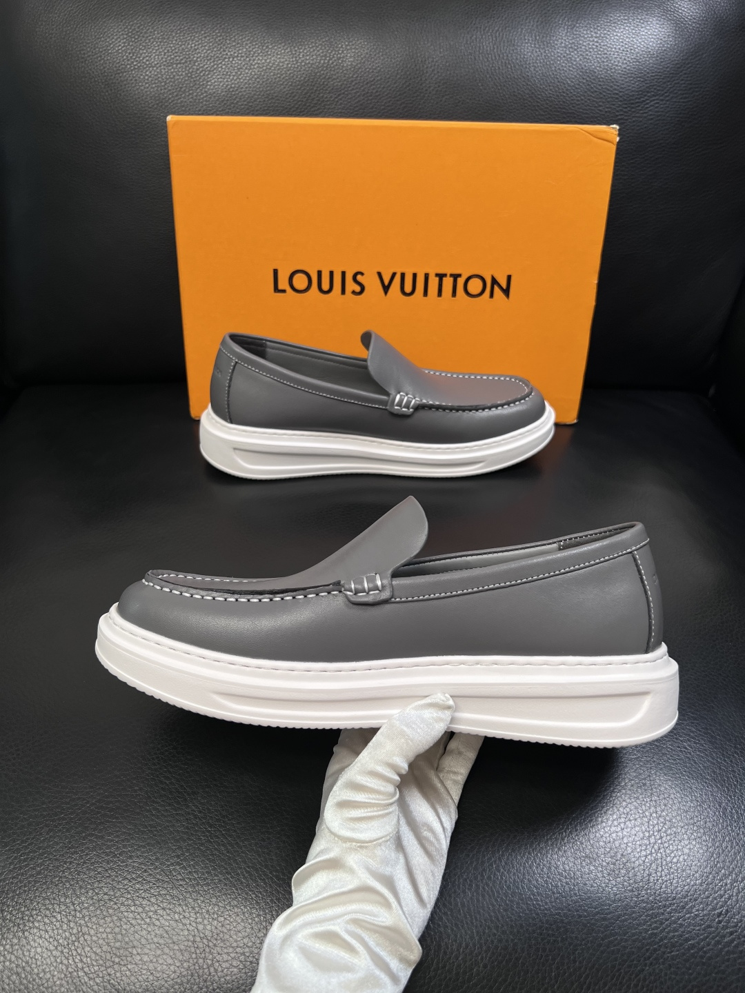 Lv  高品质  顶级工艺品  路易威登，运动板鞋专柜同步，鞋面意大利进口，高品质拼接缤纷色彩复杂工艺品