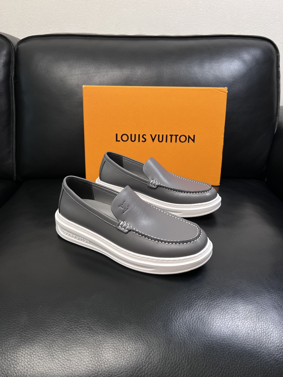 Lv  高品质  顶级工艺品  路易威登，运动板鞋专柜同步，鞋面意大利进口，高品质拼接缤纷色彩复杂工艺品