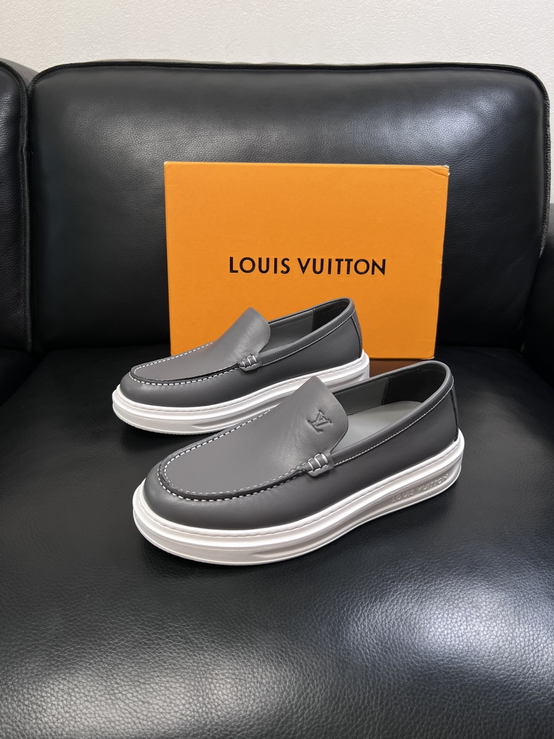 Lv  高品质  顶级工艺品  路易威登，运动板鞋专柜同步，鞋面意大利进口，高品质拼接缤纷色彩复杂工艺品