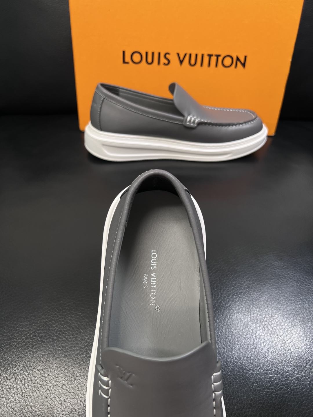 Lv  高品质  顶级工艺品  路易威登，运动板鞋专柜同步，鞋面意大利进口，高品质拼接缤纷色彩复杂工艺品