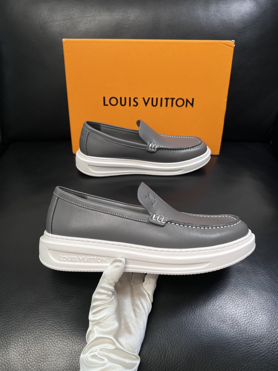 Lv  高品质  顶级工艺品  路易威登，运动板鞋专柜同步，鞋面意大利进口，高品质拼接缤纷色彩复杂工艺品