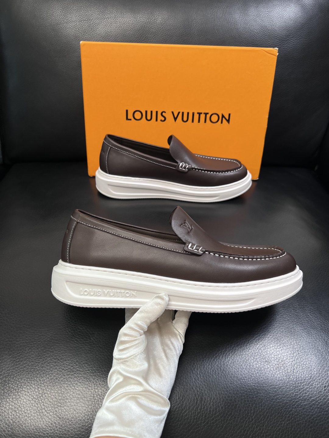 Lv  高品质  顶级工艺品  路易威登，运动板鞋专柜同步，鞋面意大利进口，高品质拼接缤纷色彩复杂工艺品