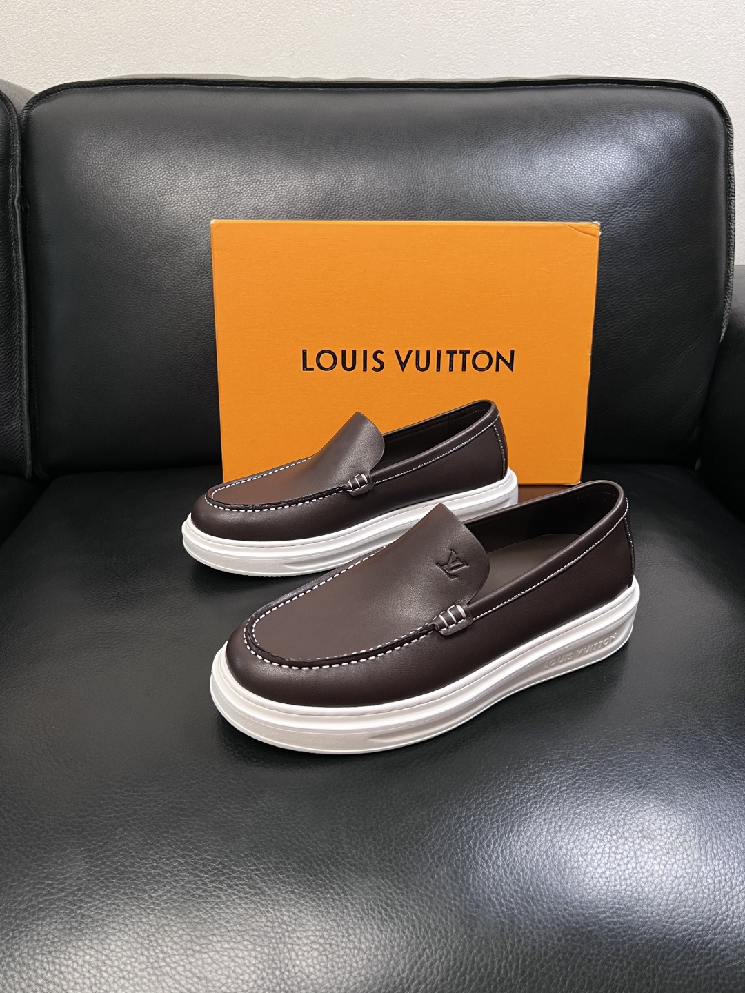 Lv  高品质  顶级工艺品  路易威登，运动板鞋专柜同步，鞋面意大利进口，高品质拼接缤纷色彩复杂工艺品