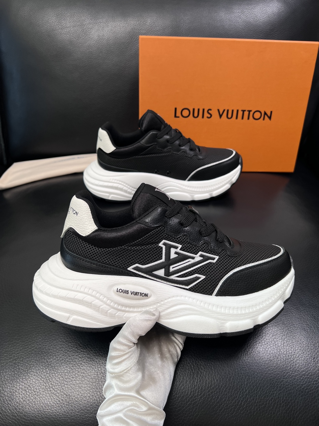 Lv 高品质  顶级工艺品  路易威登，专柜同步原厂配置，鞋面意大利进口，高品质拼接缤纷色彩复杂工艺品，