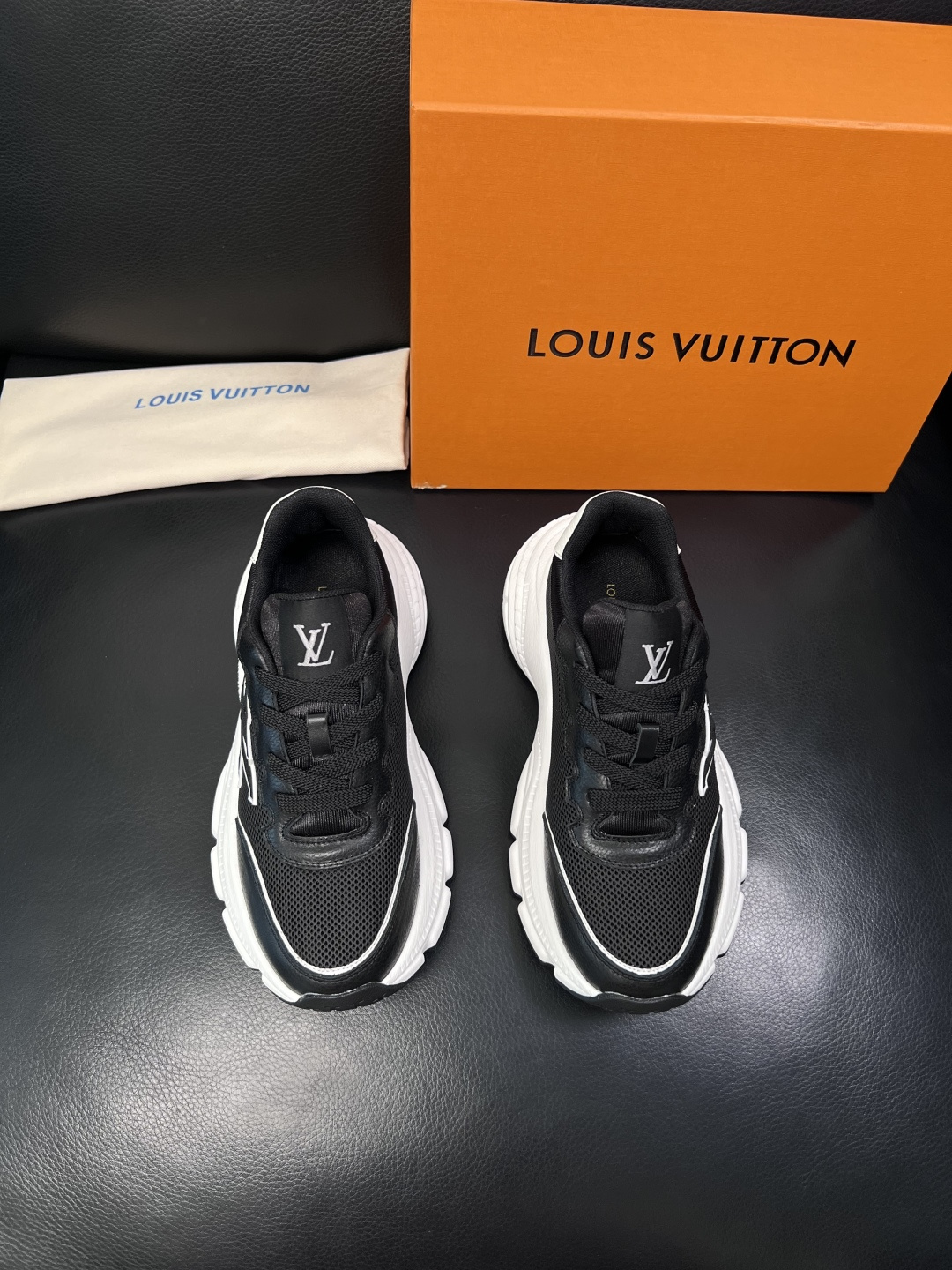 Lv 高品质  顶级工艺品  路易威登，专柜同步原厂配置，鞋面意大利进口，高品质拼接缤纷色彩复杂工艺品，