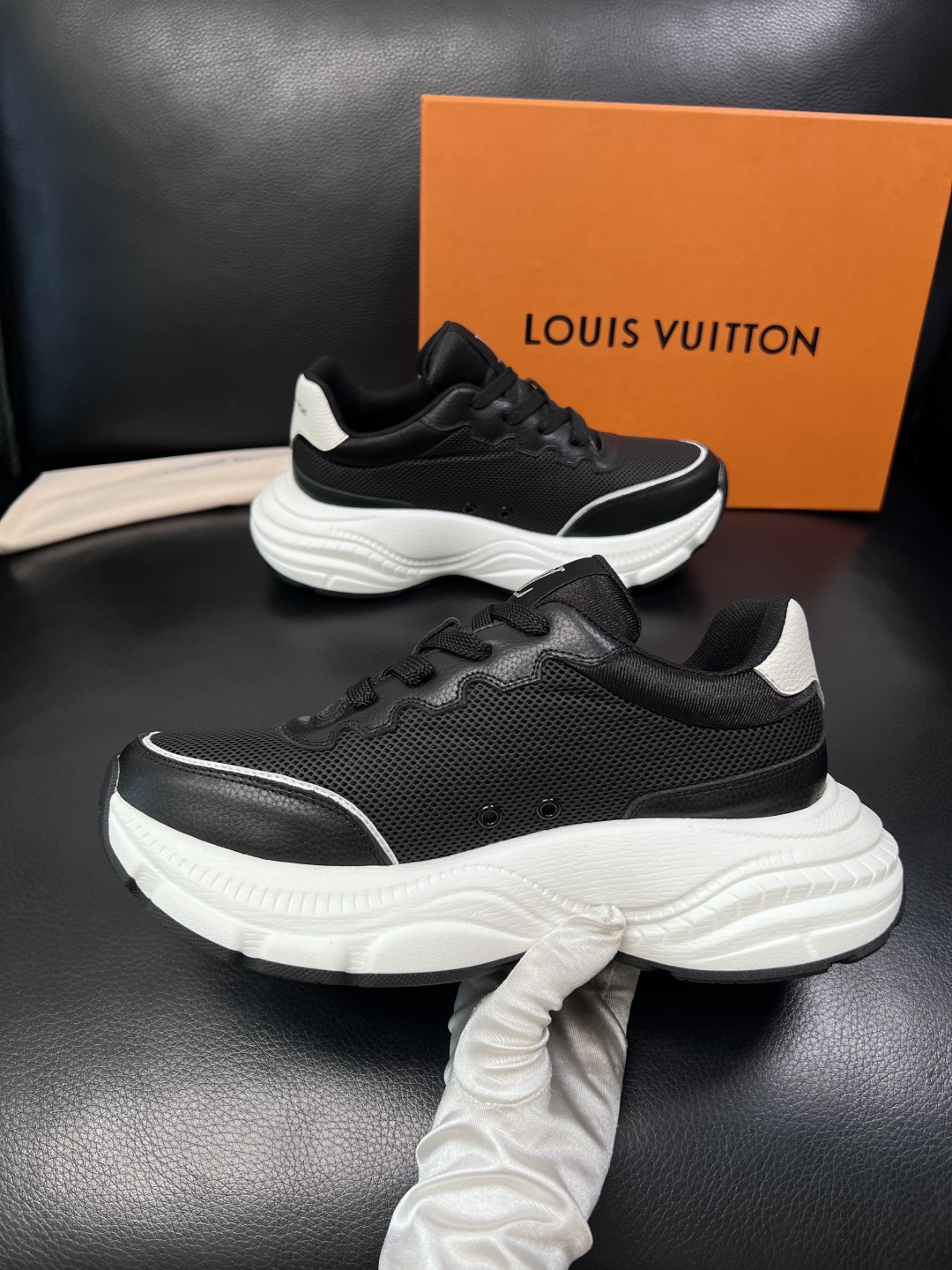 Lv 高品质  顶级工艺品  路易威登，专柜同步原厂配置，鞋面意大利进口，高品质拼接缤纷色彩复杂工艺品，