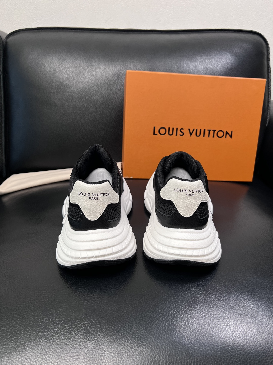Lv 高品质  顶级工艺品  路易威登，专柜同步原厂配置，鞋面意大利进口，高品质拼接缤纷色彩复杂工艺品，