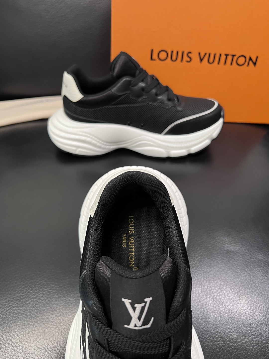 Lv 高品质  顶级工艺品  路易威登，专柜同步原厂配置，鞋面意大利进口，高品质拼接缤纷色彩复杂工艺品，