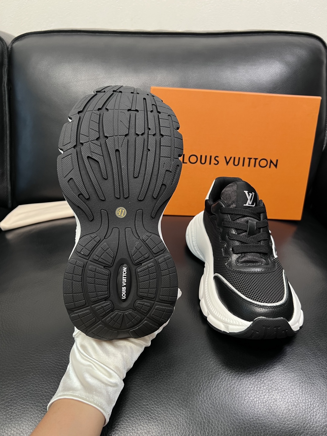 Lv 高品质  顶级工艺品  路易威登，专柜同步原厂配置，鞋面意大利进口，高品质拼接缤纷色彩复杂工艺品，