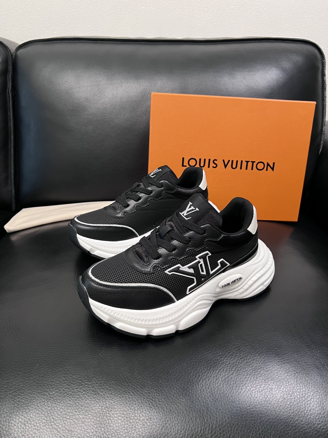 Lv 高品质  顶级工艺品  路易威登，专柜同步原厂配置，鞋面意大利进口，高品质拼接缤纷色彩复杂工艺品，