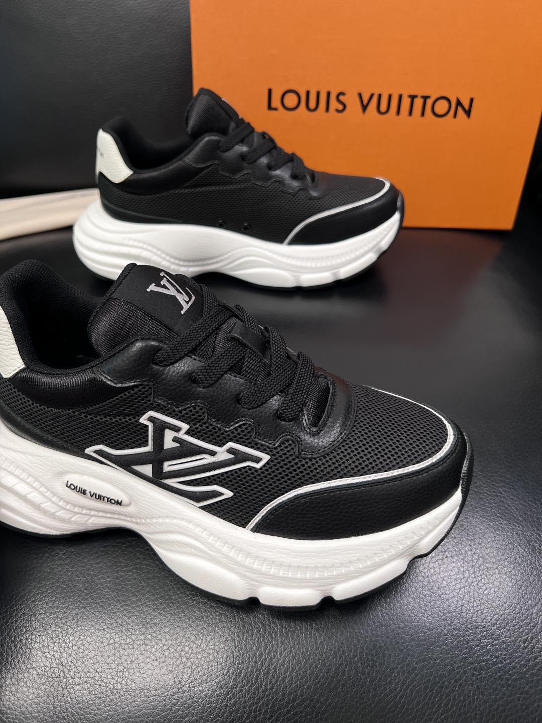 Lv 高品质  顶级工艺品  路易威登，专柜同步原厂配置，鞋面意大利进口，高品质拼接缤纷色彩复杂工艺品，