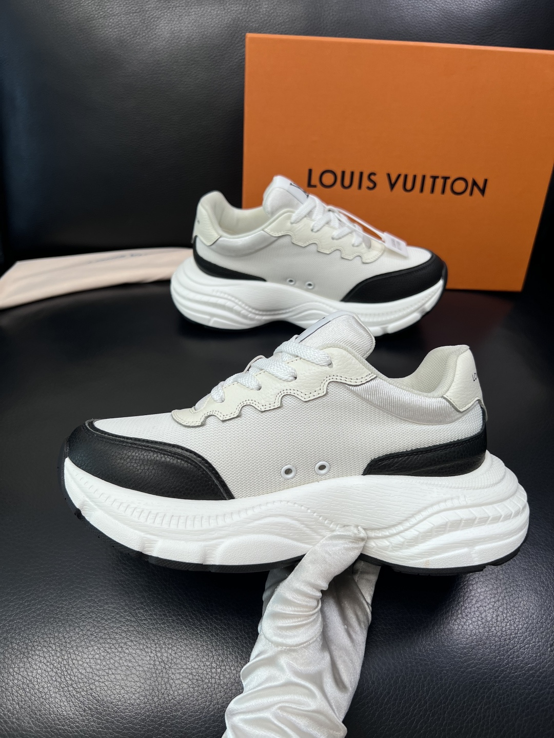 Lv 高品质  顶级工艺品  路易威登，专柜同步原厂配置，鞋面意大利进口，高品质拼接缤纷色彩复杂工艺品，