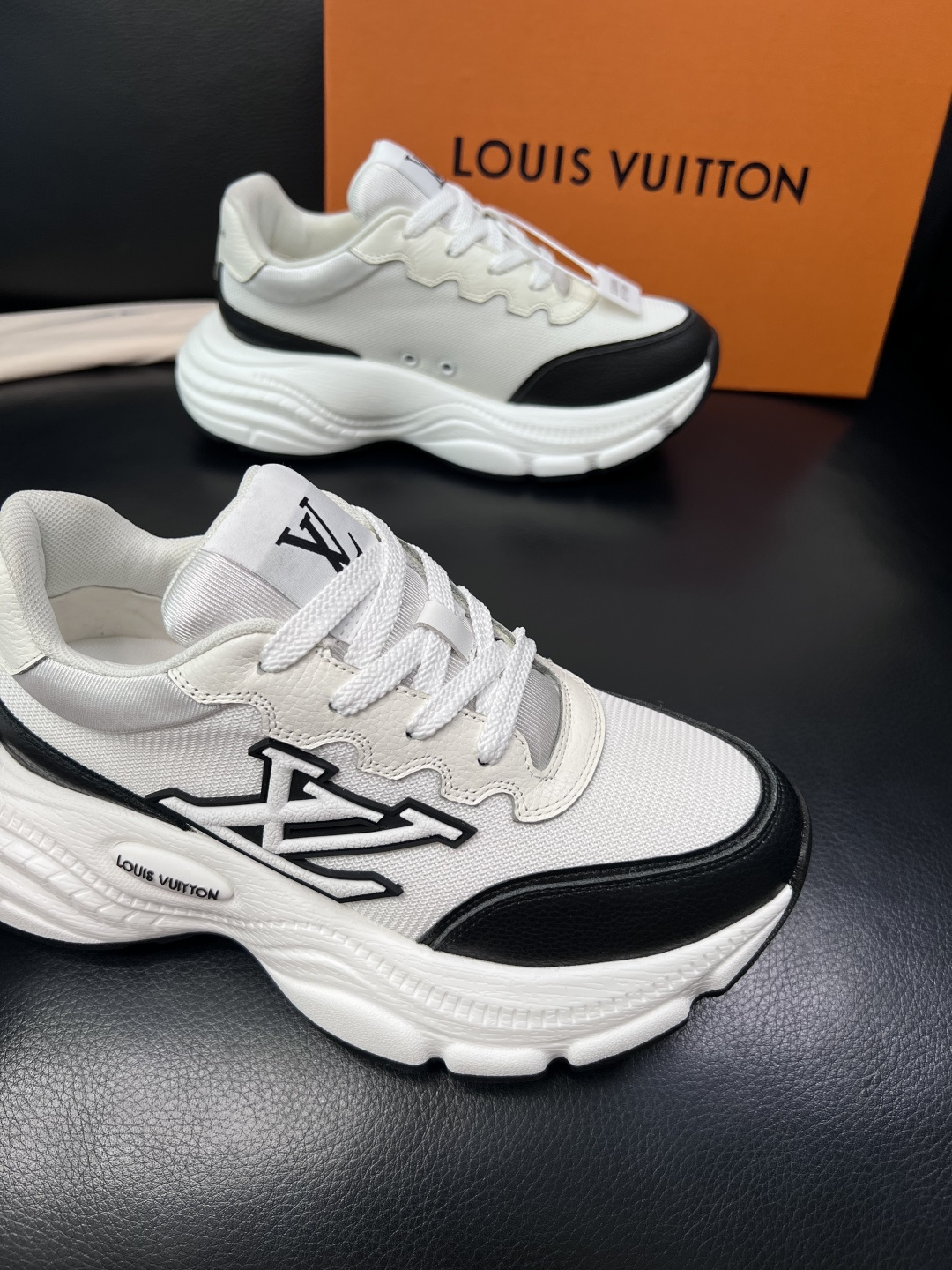 Lv 高品质  顶级工艺品  路易威登，专柜同步原厂配置，鞋面意大利进口，高品质拼接缤纷色彩复杂工艺品，