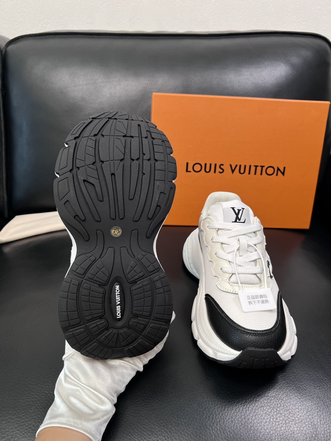 Lv 高品质  顶级工艺品  路易威登，专柜同步原厂配置，鞋面意大利进口，高品质拼接缤纷色彩复杂工艺品，