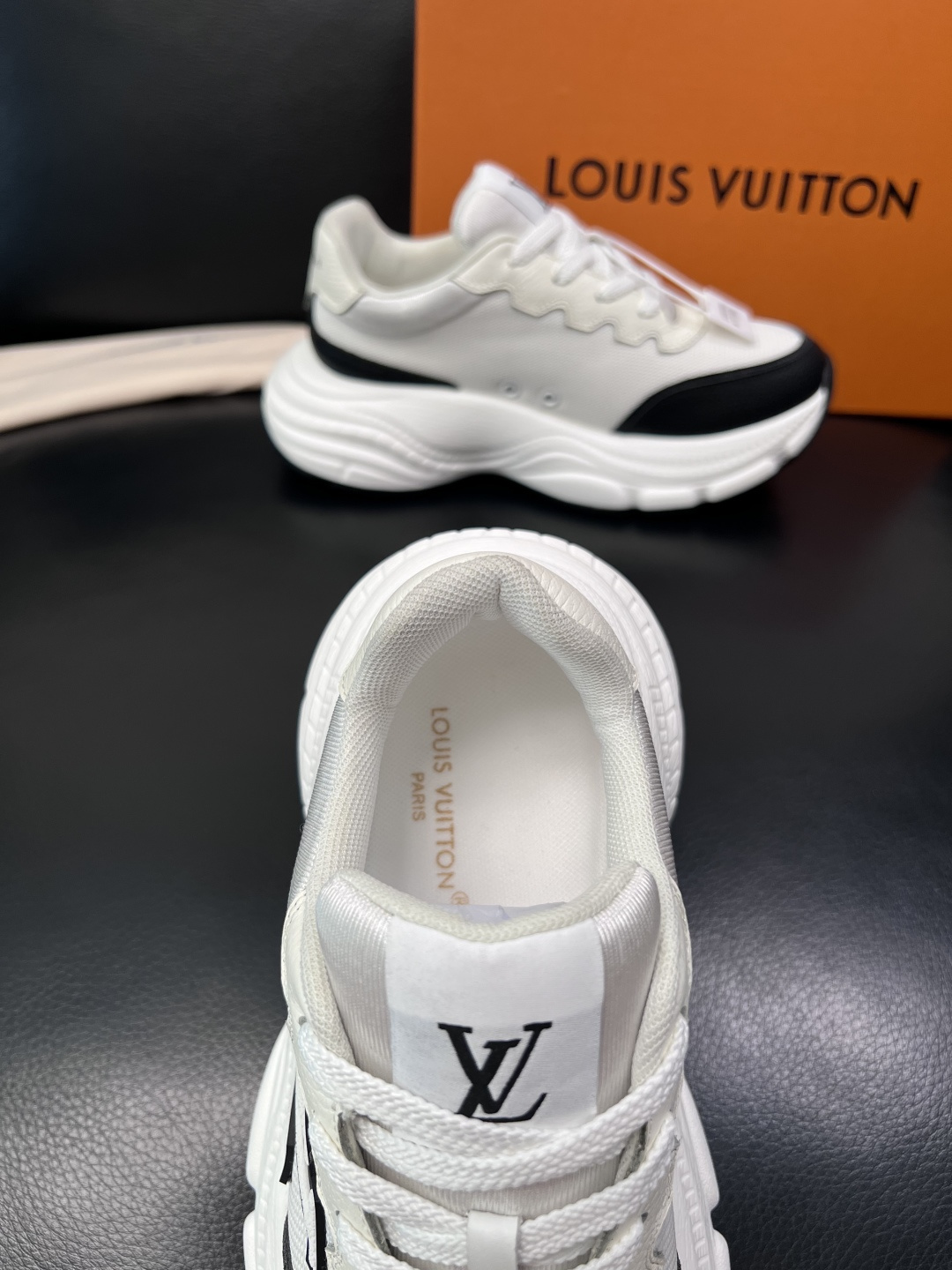 Lv 高品质  顶级工艺品  路易威登，专柜同步原厂配置，鞋面意大利进口，高品质拼接缤纷色彩复杂工艺品，
