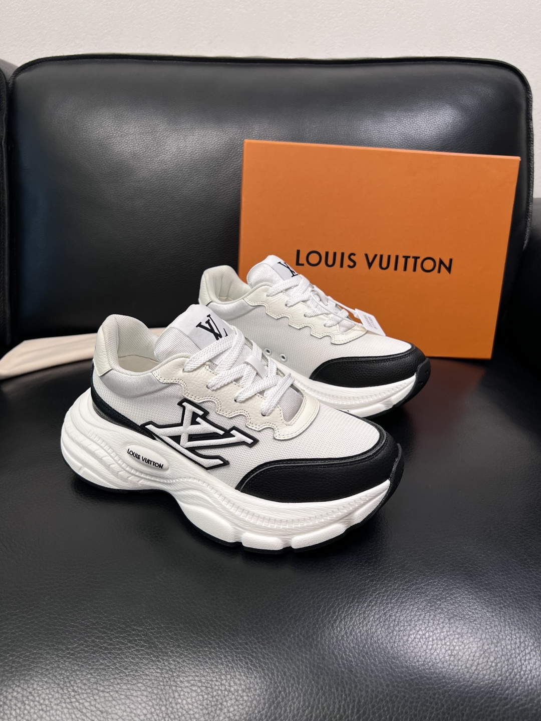 Lv 高品质  顶级工艺品  路易威登，专柜同步原厂配置，鞋面意大利进口，高品质拼接缤纷色彩复杂工艺品，