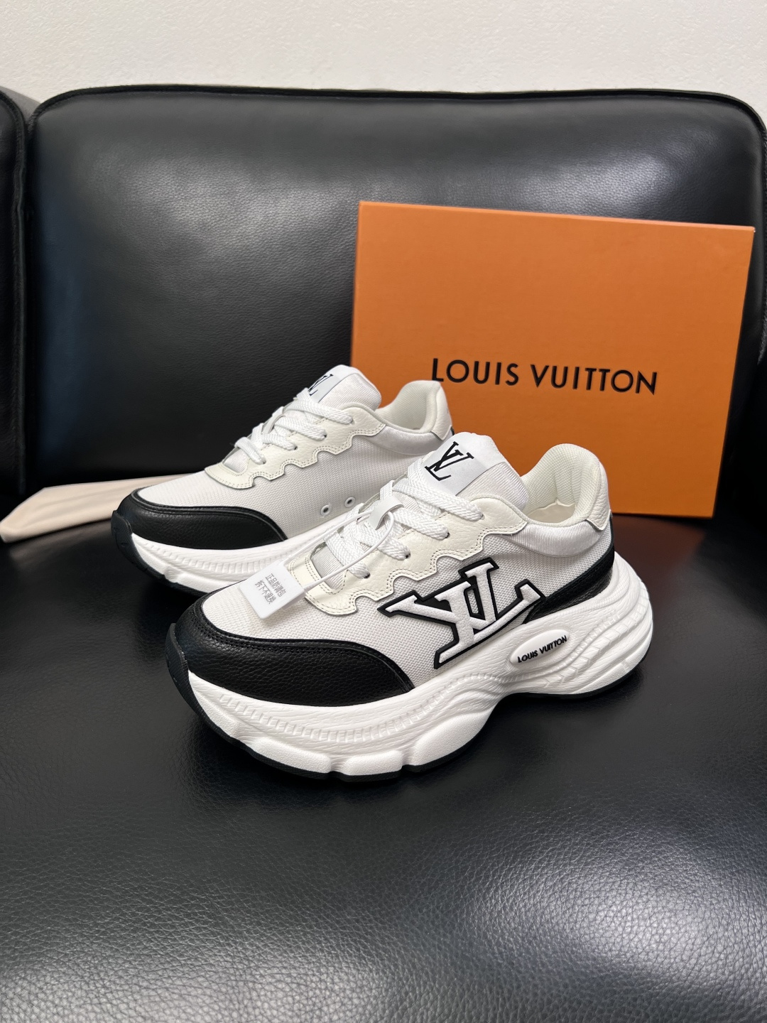 Lv 高品质  顶级工艺品  路易威登，专柜同步原厂配置，鞋面意大利进口，高品质拼接缤纷色彩复杂工艺品，