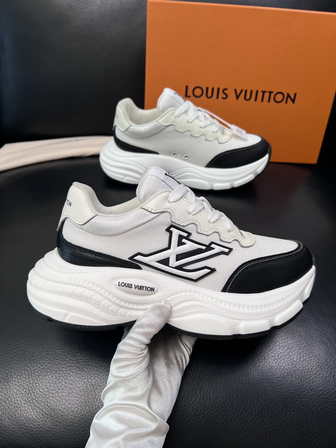 Lv 高品质  顶级工艺品  路易威登，专柜同步原厂配置，鞋面意大利进口，高品质拼接缤纷色彩复杂工艺品，