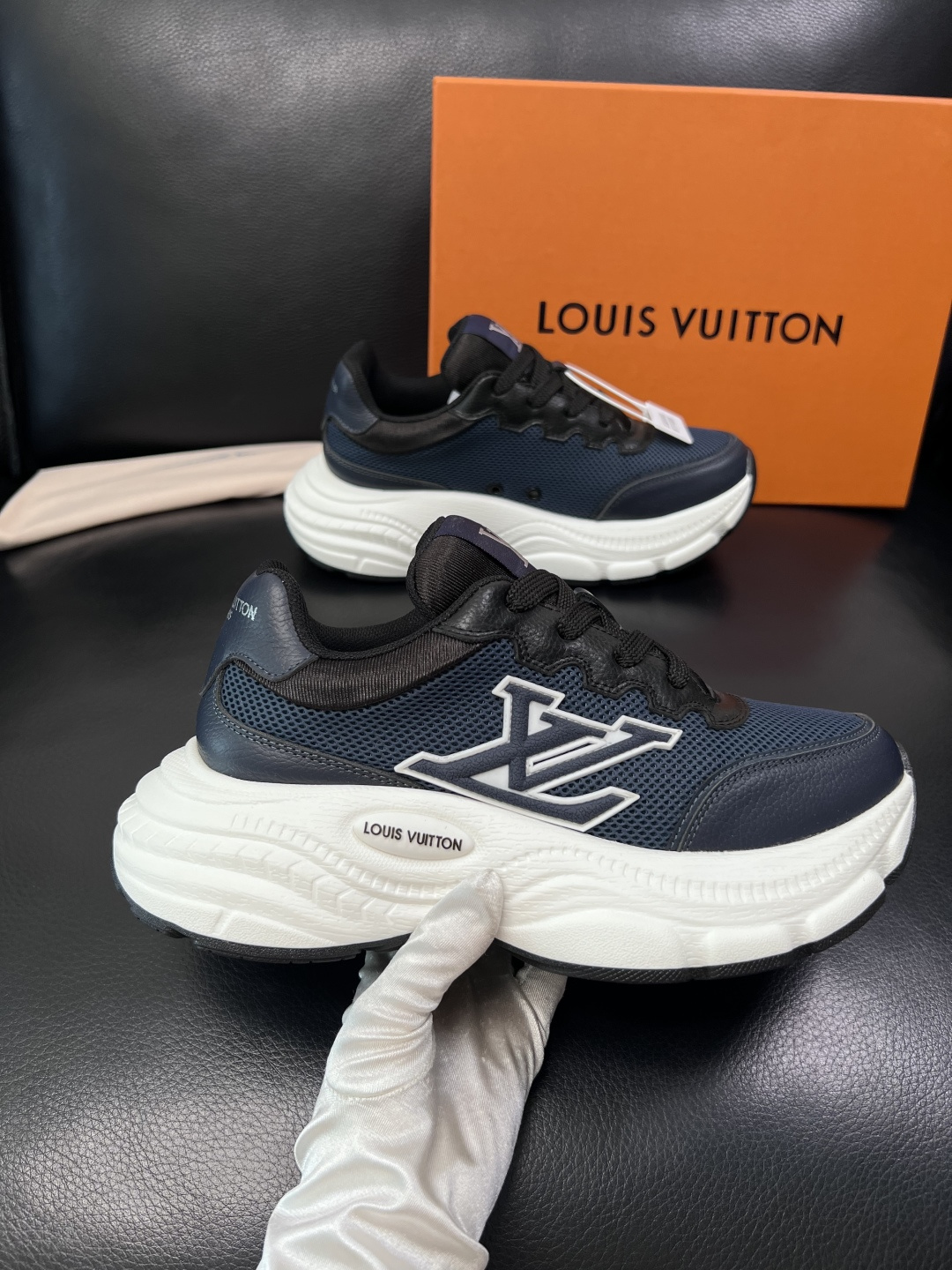 Lv 高品质  顶级工艺品  路易威登，专柜同步原厂配置，鞋面意大利进口，高品质拼接缤纷色彩复杂工艺品，