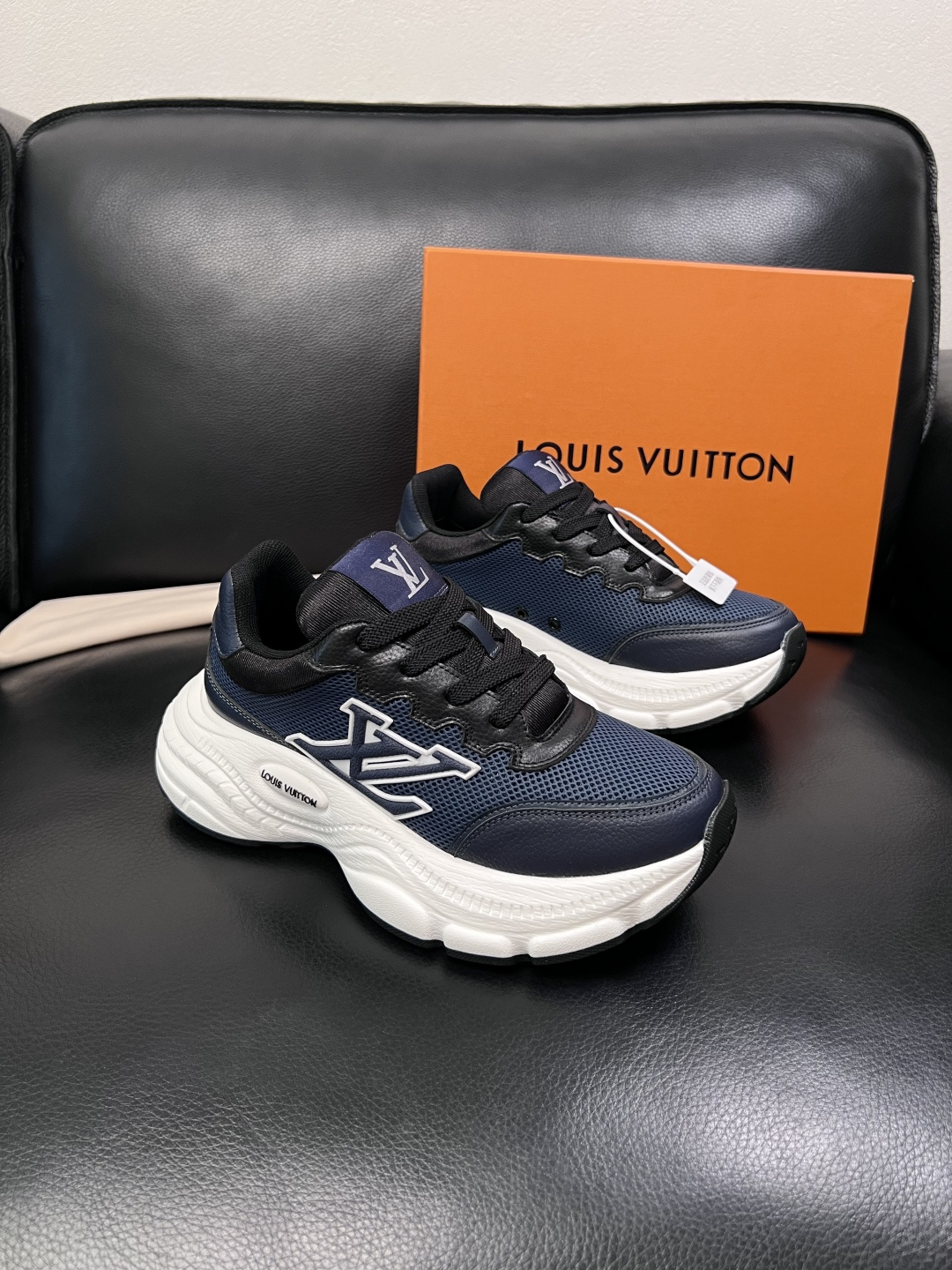 Lv 高品质  顶级工艺品  路易威登，专柜同步原厂配置，鞋面意大利进口，高品质拼接缤纷色彩复杂工艺品，
