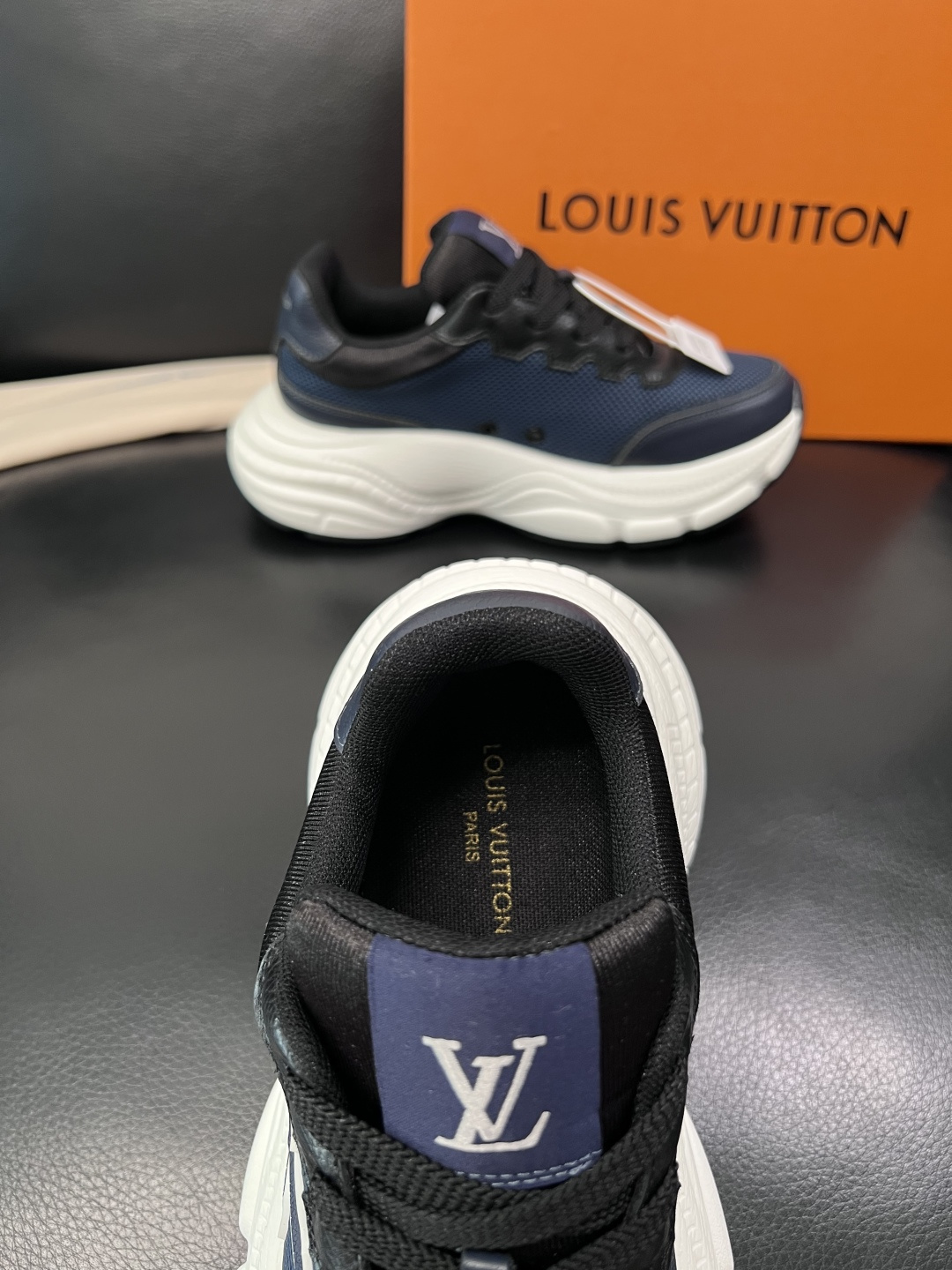 Lv 高品质  顶级工艺品  路易威登，专柜同步原厂配置，鞋面意大利进口，高品质拼接缤纷色彩复杂工艺品，