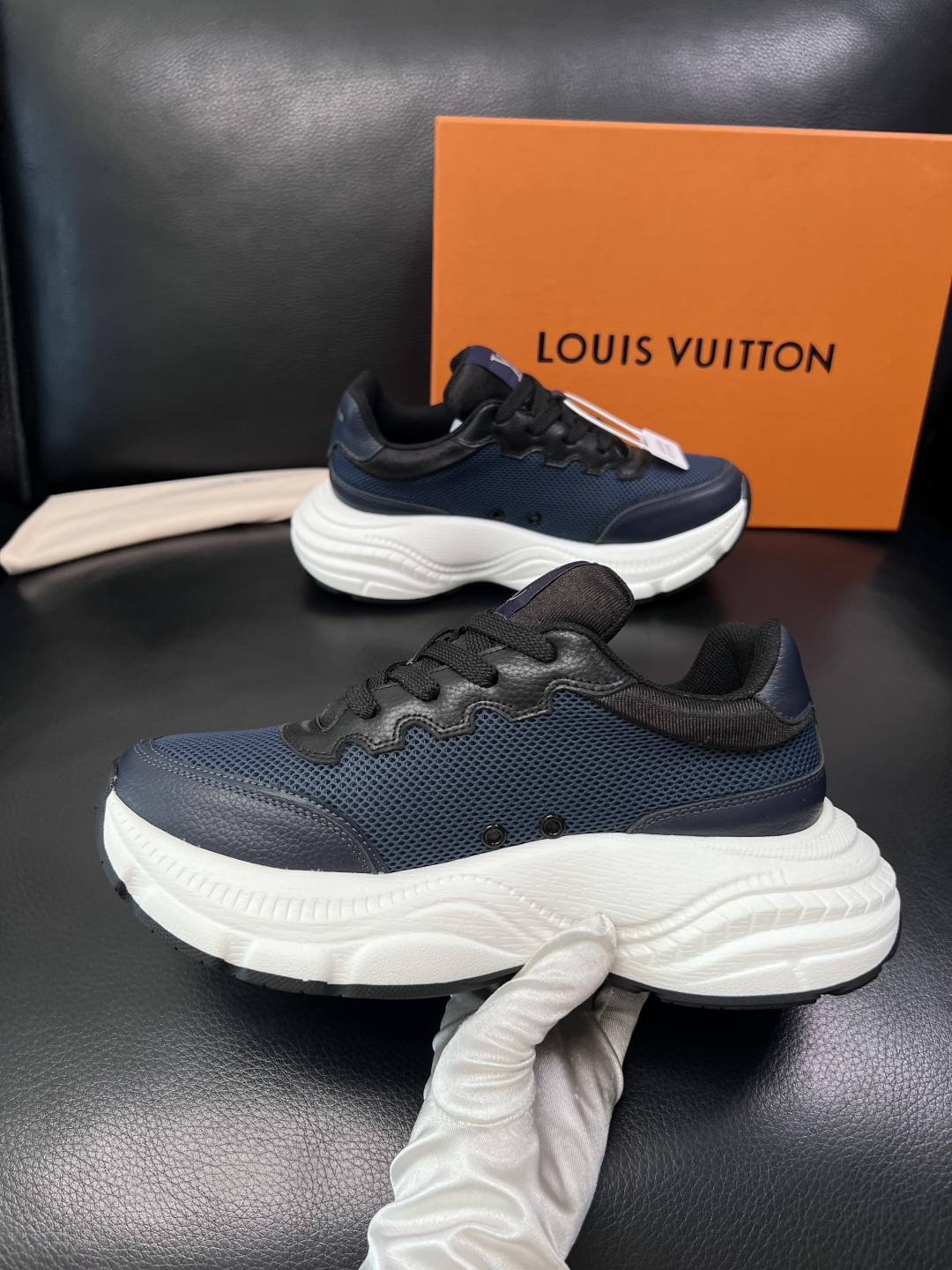Lv 高品质  顶级工艺品  路易威登，专柜同步原厂配置，鞋面意大利进口，高品质拼接缤纷色彩复杂工艺品，