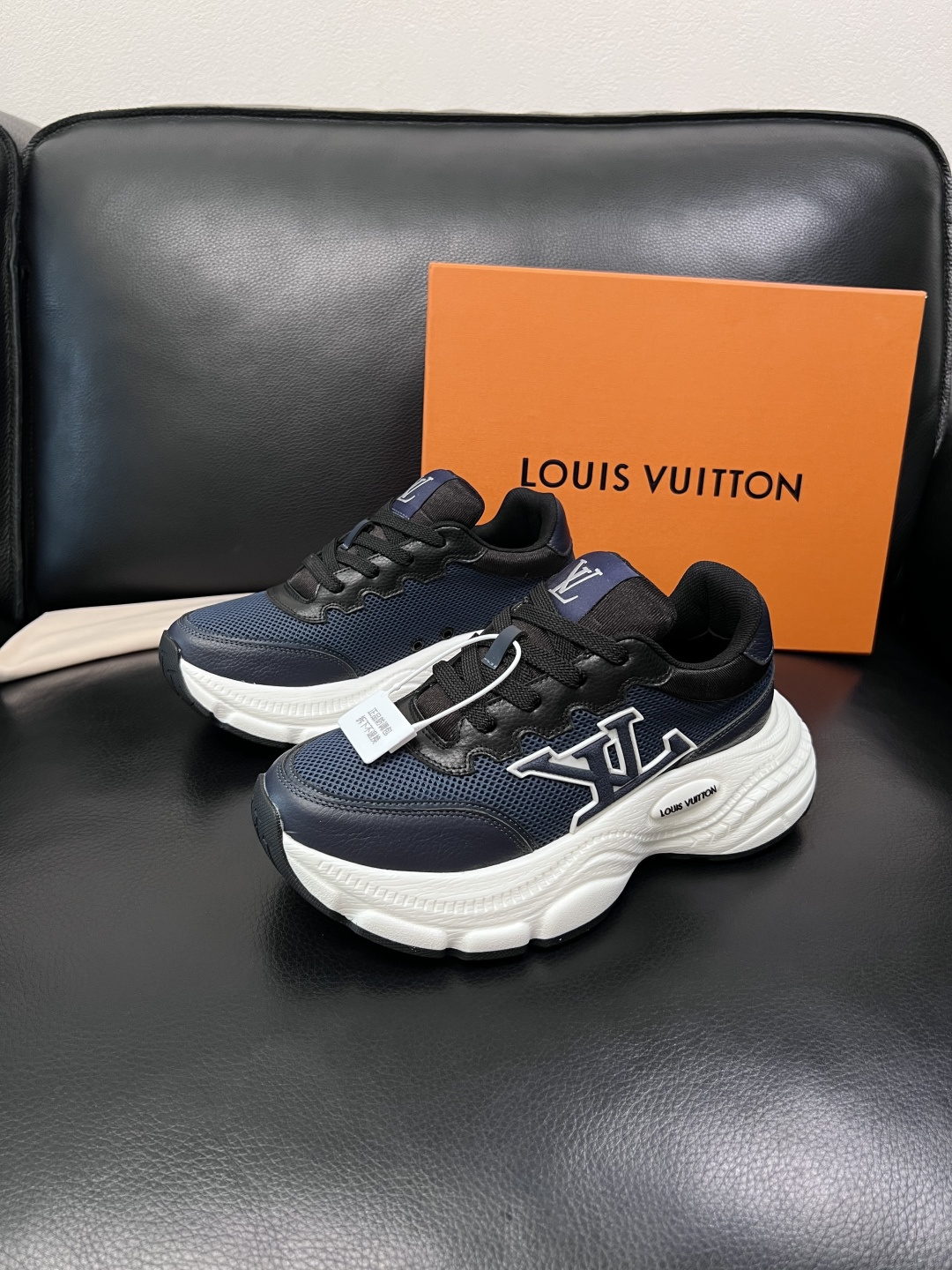 Lv 高品质  顶级工艺品  路易威登，专柜同步原厂配置，鞋面意大利进口，高品质拼接缤纷色彩复杂工艺品，