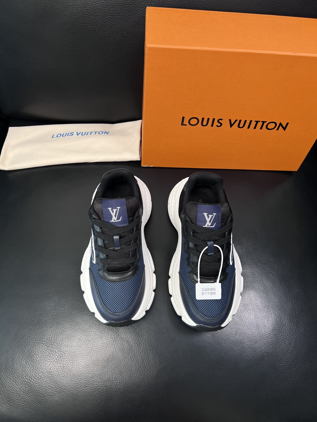 Lv 高品质  顶级工艺品  路易威登，专柜同步原厂配置，鞋面意大利进口，高品质拼接缤纷色彩复杂工艺品，