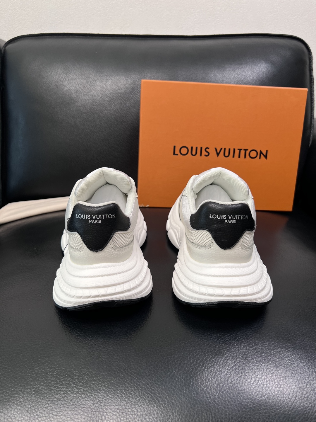 Lv 高品质  顶级工艺品  路易威登，专柜同步原厂配置，鞋面意大利进口，高品质拼接缤纷色彩复杂工艺品，