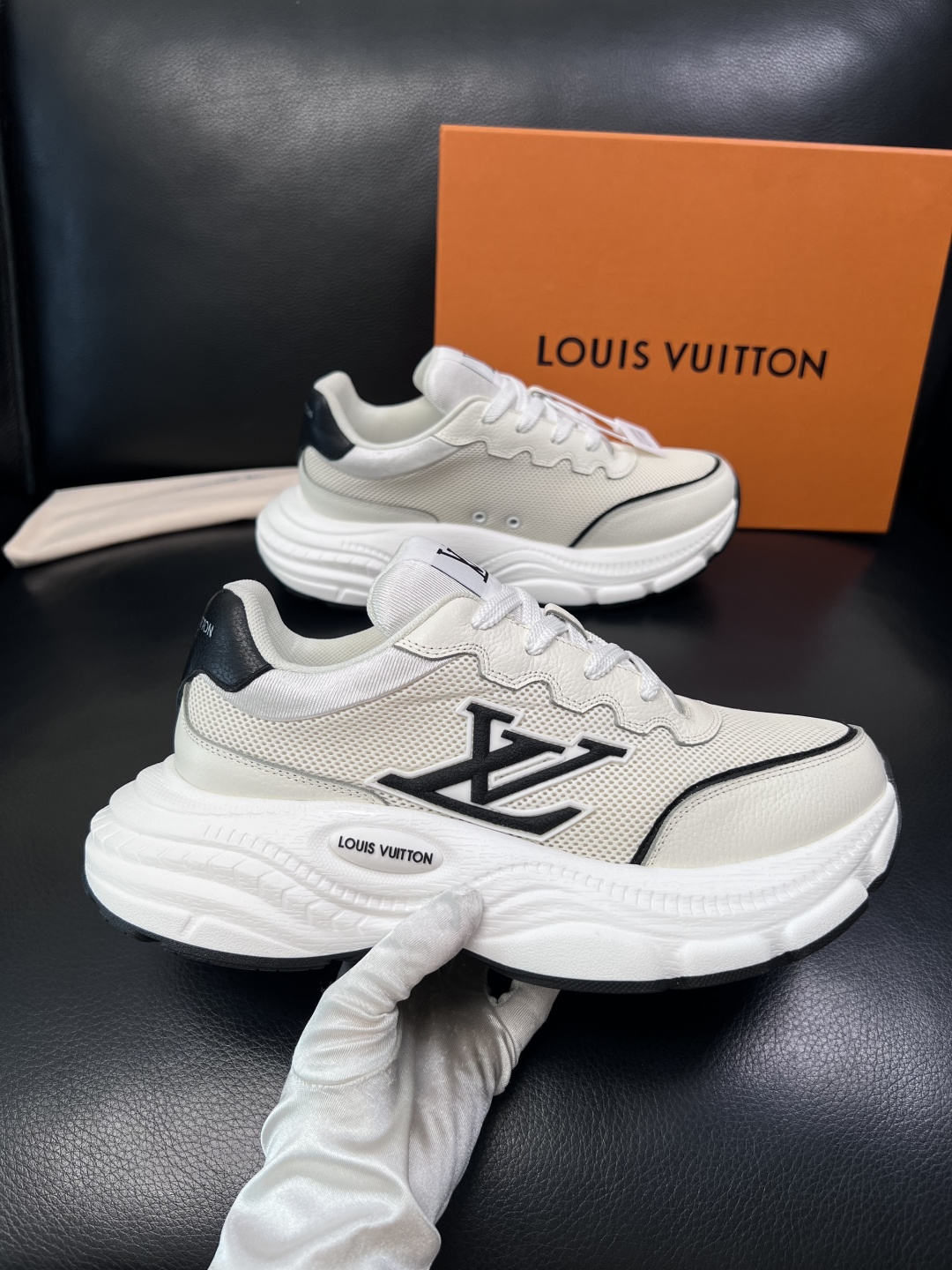 Lv 高品质  顶级工艺品  路易威登，专柜同步原厂配置，鞋面意大利进口，高品质拼接缤纷色彩复杂工艺品，
