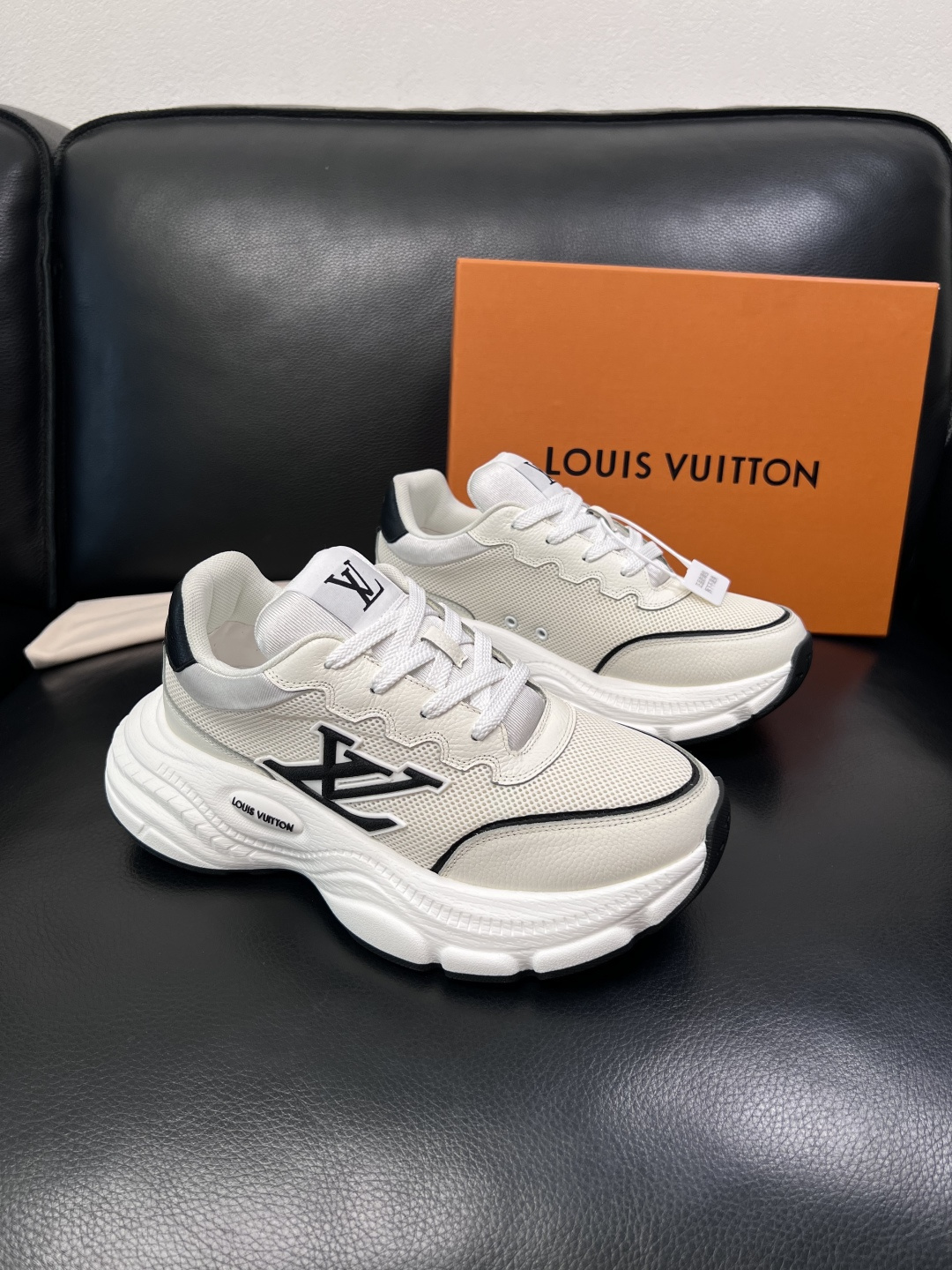 Lv 高品质  顶级工艺品  路易威登，专柜同步原厂配置，鞋面意大利进口，高品质拼接缤纷色彩复杂工艺品，