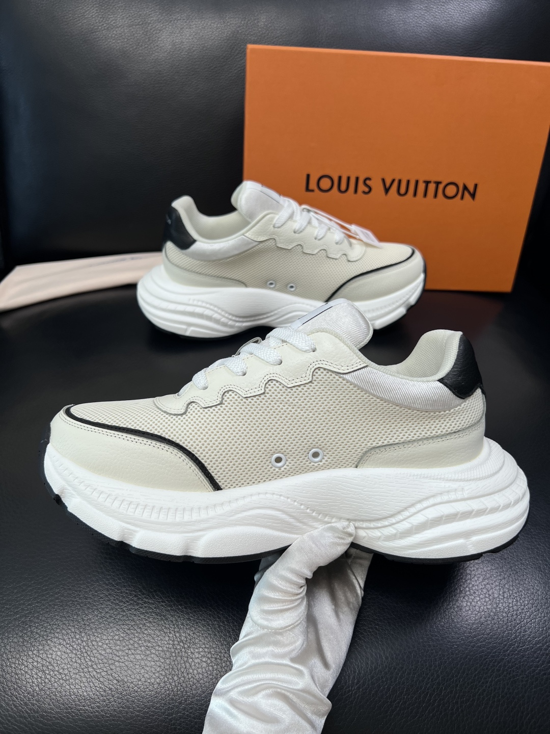 Lv 高品质  顶级工艺品  路易威登，专柜同步原厂配置，鞋面意大利进口，高品质拼接缤纷色彩复杂工艺品，
