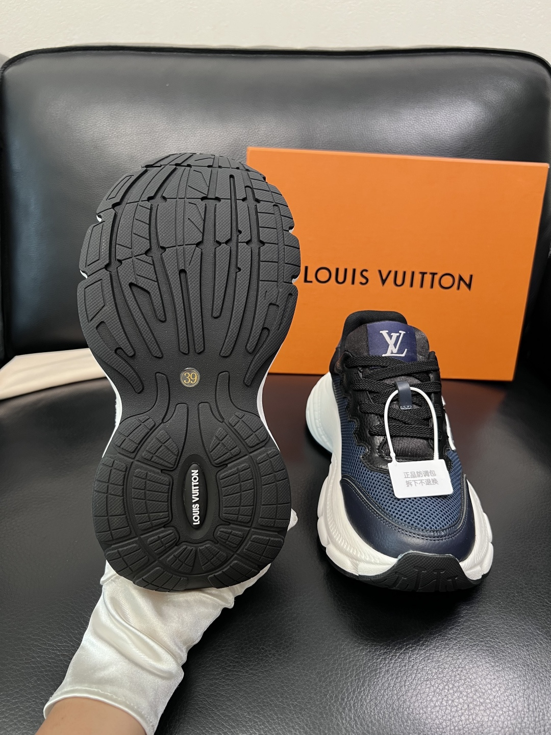 Lv 高品质  顶级工艺品  路易威登，专柜同步原厂配置，鞋面意大利进口，高品质拼接缤纷色彩复杂工艺品，