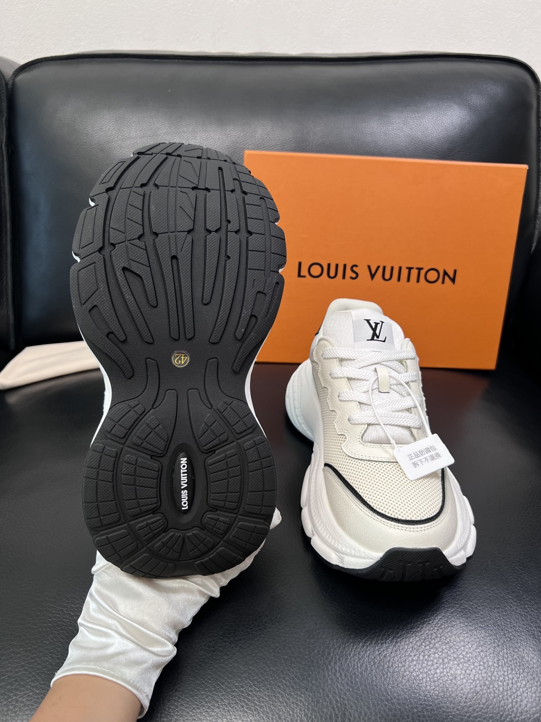 Lv 高品质  顶级工艺品  路易威登，专柜同步原厂配置，鞋面意大利进口，高品质拼接缤纷色彩复杂工艺品，