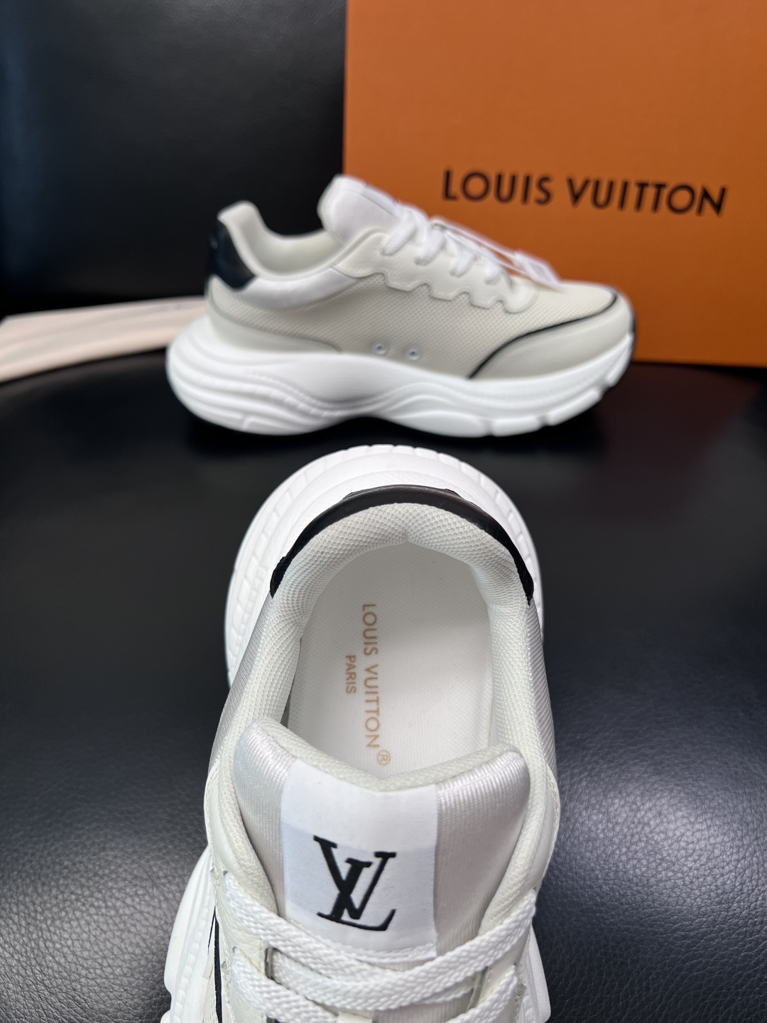 Lv 高品质  顶级工艺品  路易威登，专柜同步原厂配置，鞋面意大利进口，高品质拼接缤纷色彩复杂工艺品，