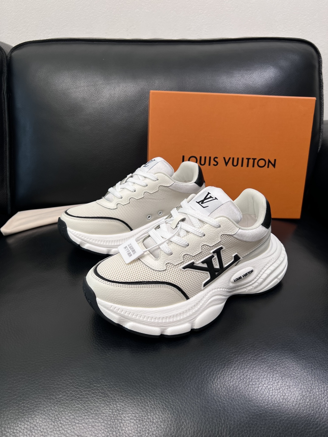 Lv 高品质  顶级工艺品  路易威登，专柜同步原厂配置，鞋面意大利进口，高品质拼接缤纷色彩复杂工艺品，