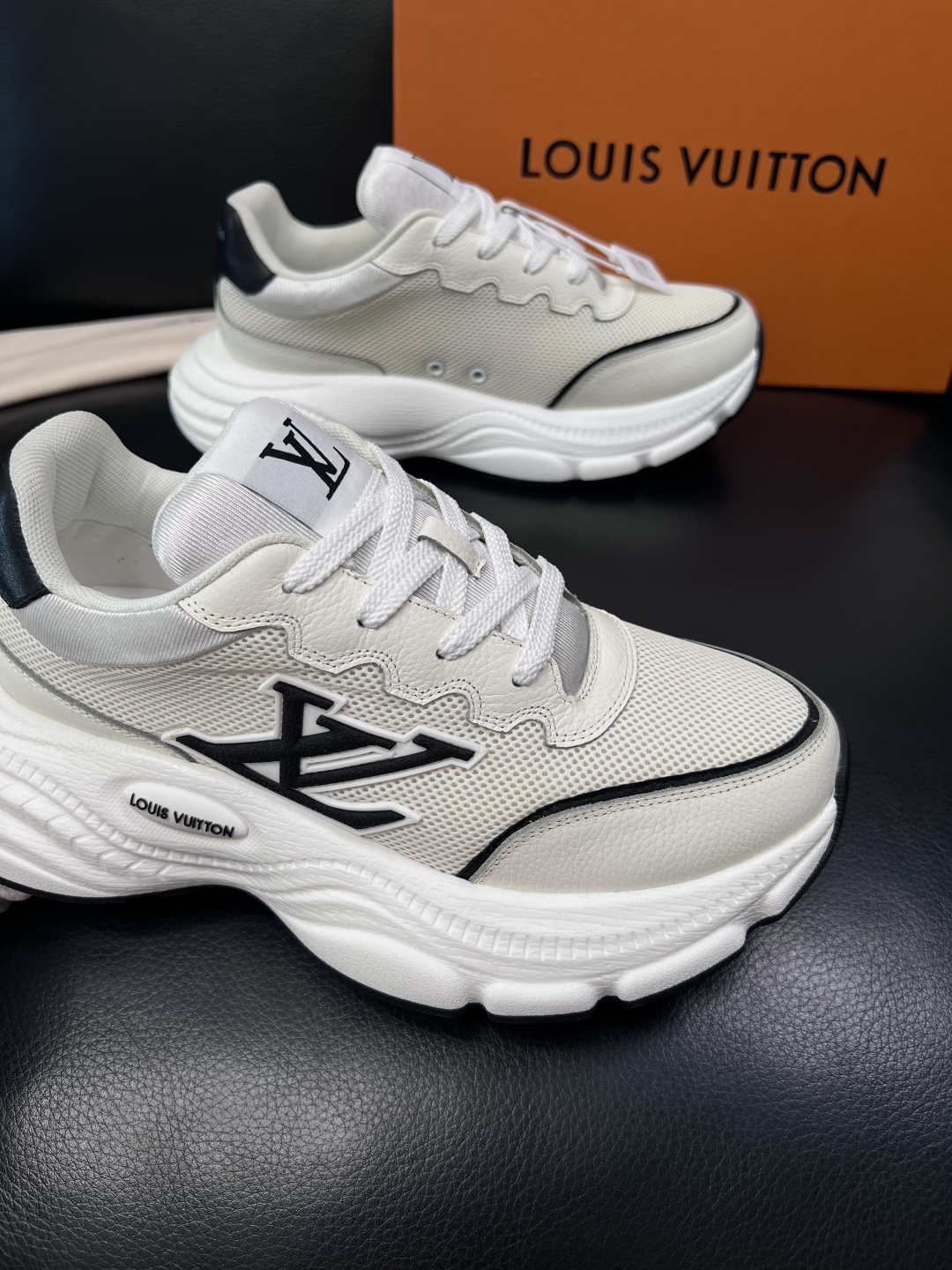 Lv 高品质  顶级工艺品  路易威登，专柜同步原厂配置，鞋面意大利进口，高品质拼接缤纷色彩复杂工艺品，