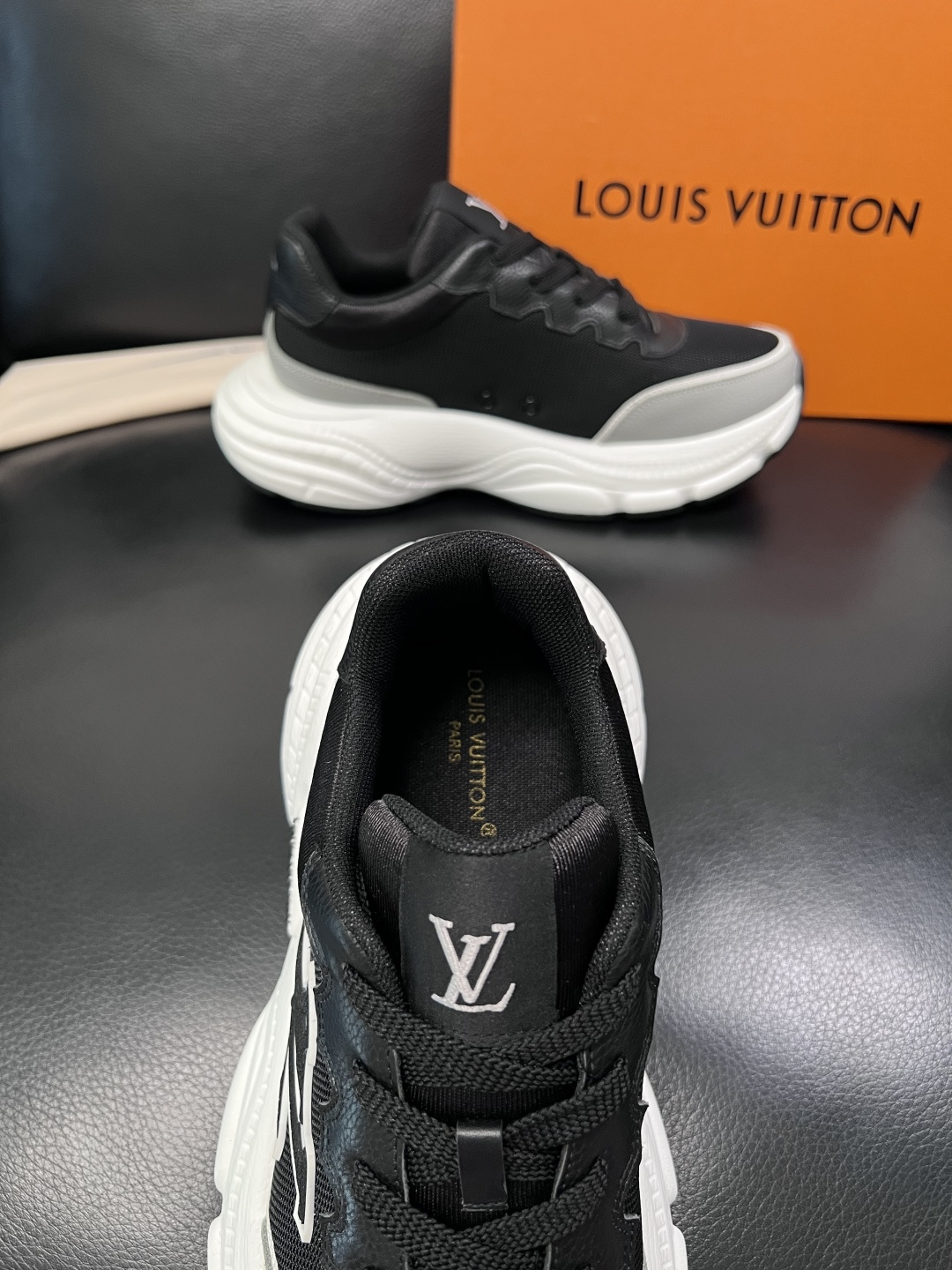 Lv 高品质  顶级工艺品  路易威登，专柜同步原厂配置，鞋面意大利进口，高品质拼接缤纷色彩复杂工艺品，