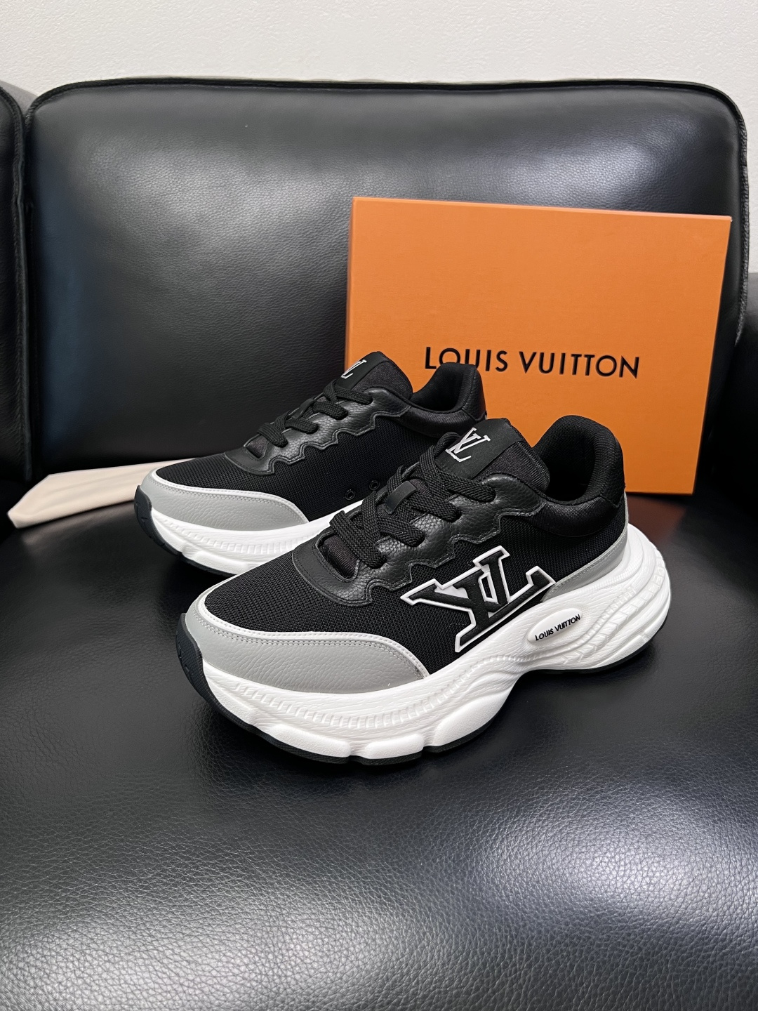 Lv 高品质  顶级工艺品  路易威登，专柜同步原厂配置，鞋面意大利进口，高品质拼接缤纷色彩复杂工艺品，
