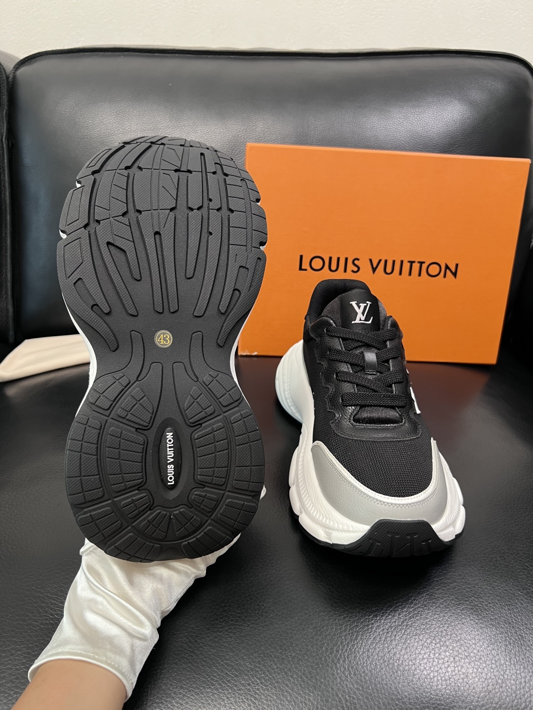 Lv 高品质  顶级工艺品  路易威登，专柜同步原厂配置，鞋面意大利进口，高品质拼接缤纷色彩复杂工艺品，