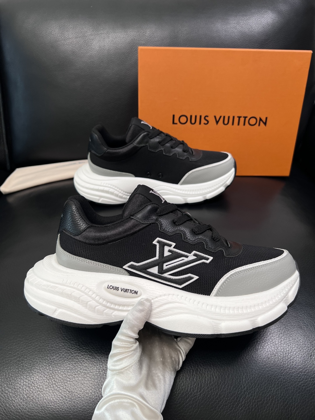 Lv 高品质  顶级工艺品  路易威登，专柜同步原厂配置，鞋面意大利进口，高品质拼接缤纷色彩复杂工艺品，