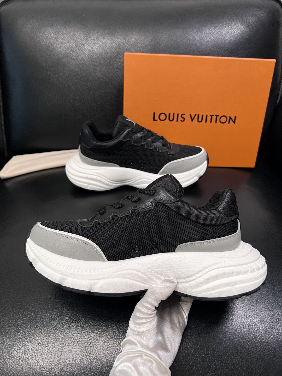 Lv 高品质  顶级工艺品  路易威登，专柜同步原厂配置，鞋面意大利进口，高品质拼接缤纷色彩复杂工艺品，