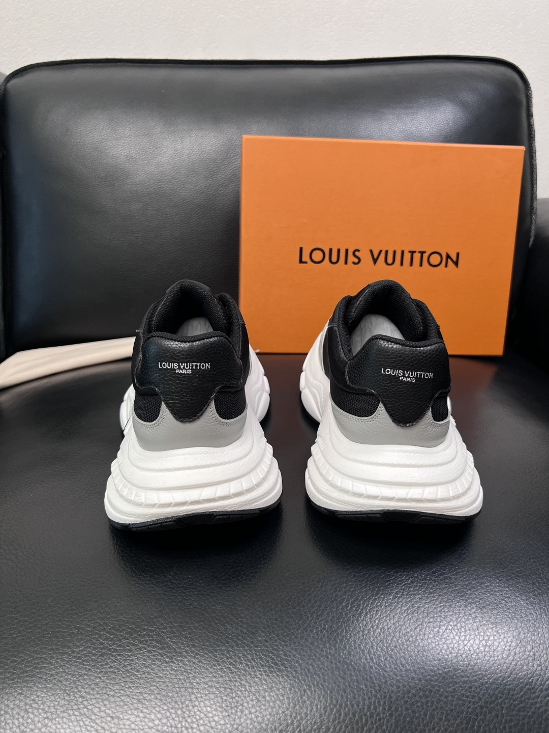 Lv 高品质  顶级工艺品  路易威登，专柜同步原厂配置，鞋面意大利进口，高品质拼接缤纷色彩复杂工艺品，