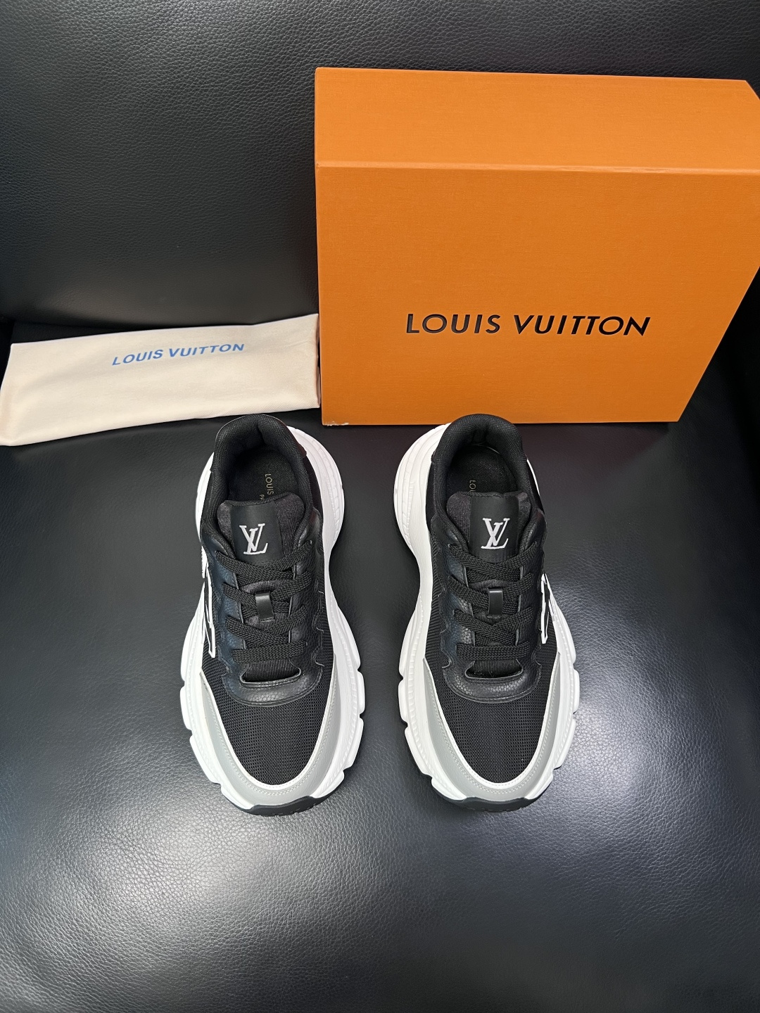 Lv 高品质  顶级工艺品  路易威登，专柜同步原厂配置，鞋面意大利进口，高品质拼接缤纷色彩复杂工艺品，