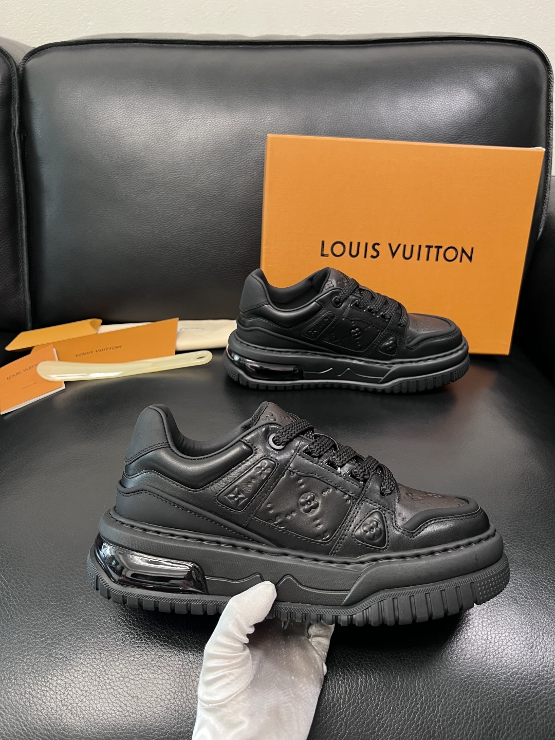 Lv  高品质  顶级工艺品  路易威登，运动板鞋专柜同步，鞋面意大利进口，高品质拼接缤纷色彩复杂工艺品